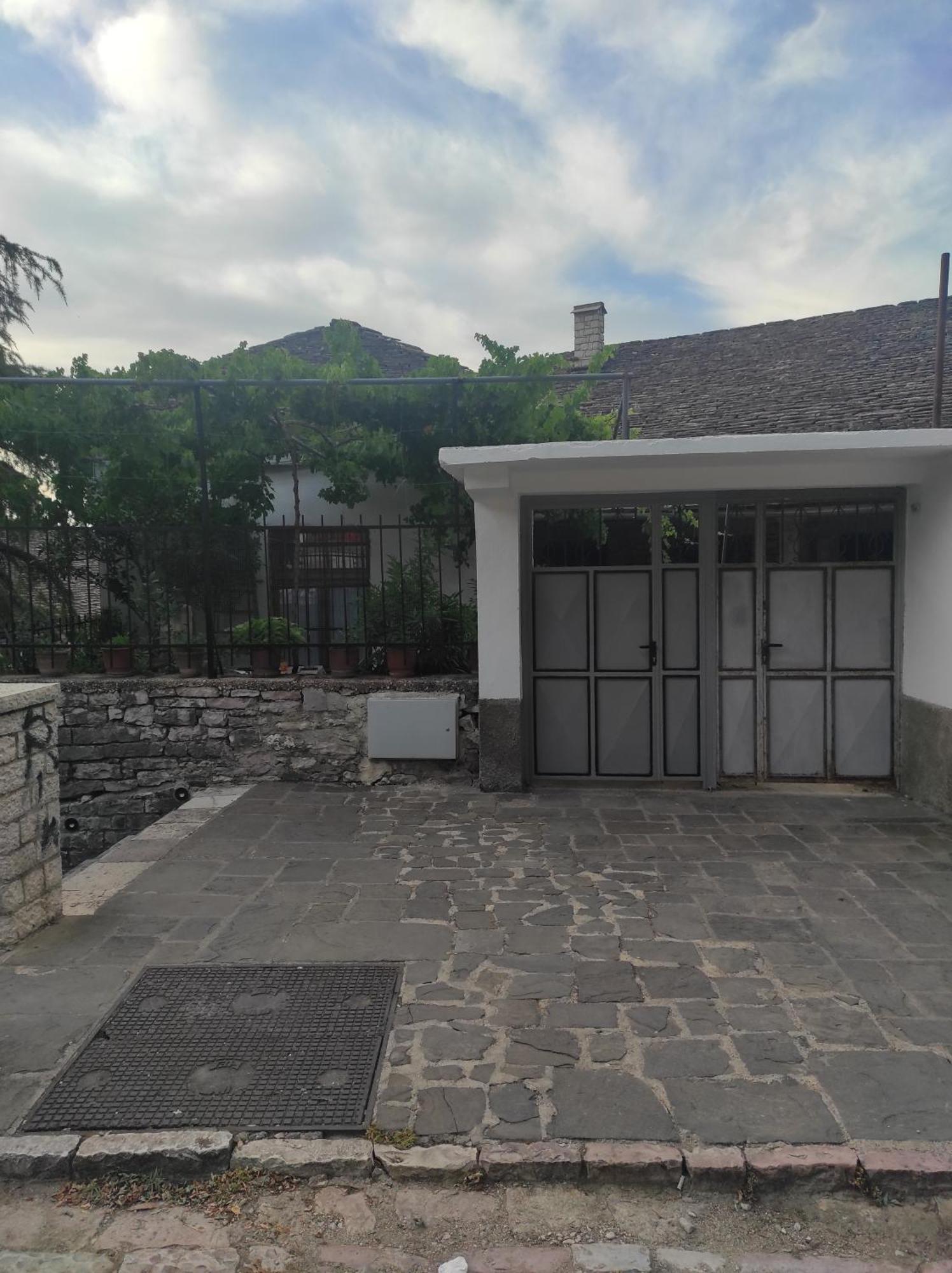 Xheison Apartment Gjirokastër Esterno foto